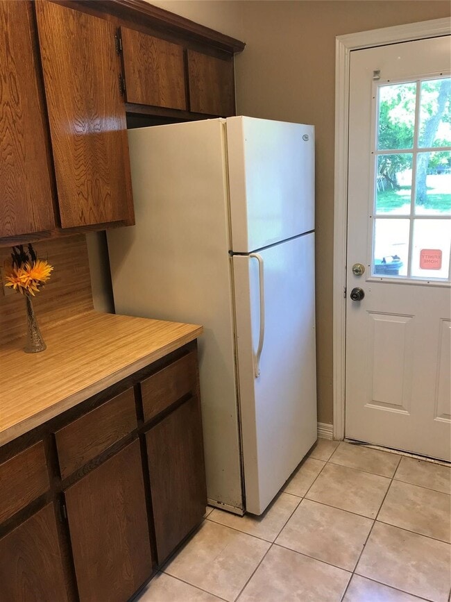 Photo - 115 Avenue E