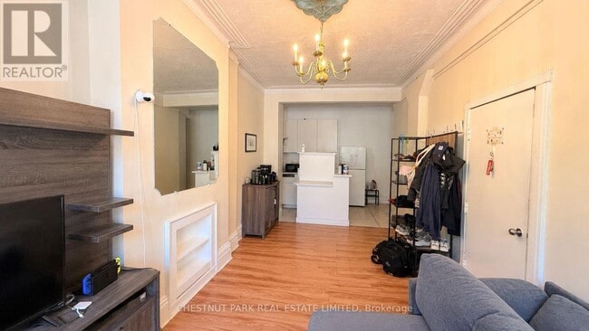 Photo - 149 Gerrard St E