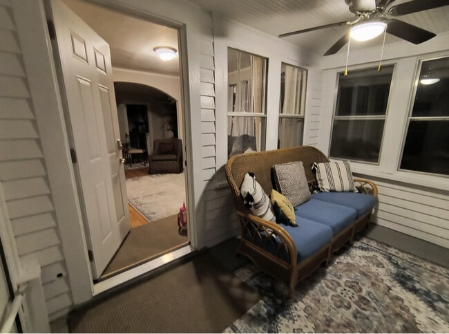 Building Photo - 607 7th Ave SE