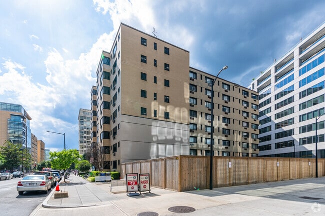 2141 I St NW - The President Condo