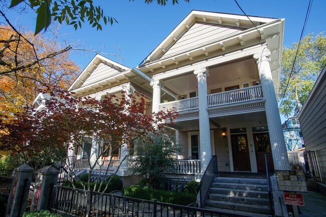 Building Photo - Historic Building-Beautifully Renovated 1-Bedroom Close-in SE! Unit 03