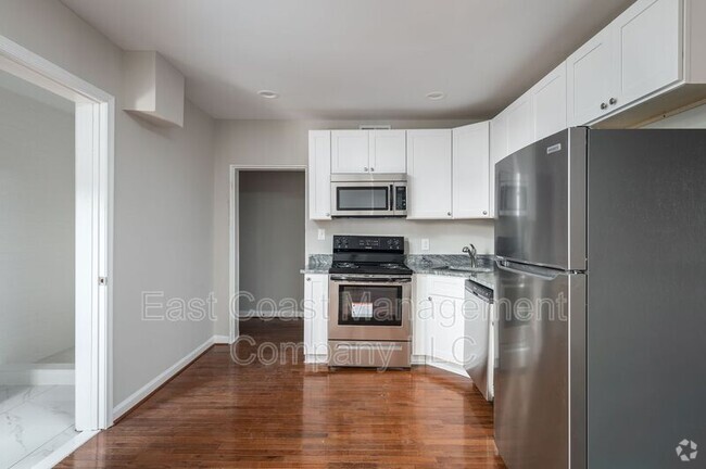 Building Photo - 230 S Broadway Unit Apt 5