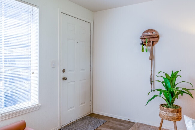 2BR, 2BA, - 1023SF - Entrance