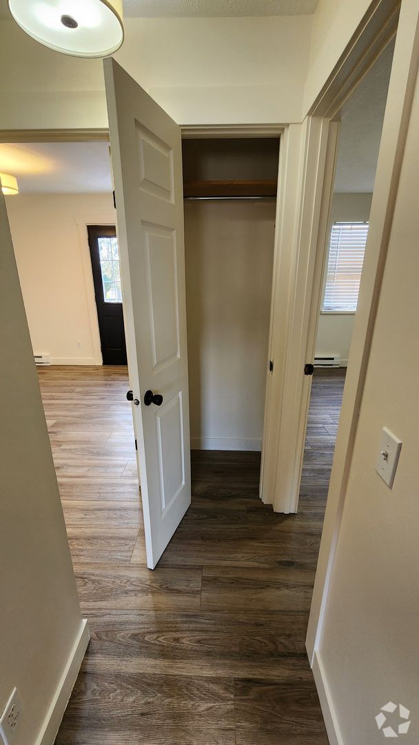Building Photo - Crestwood Unit 102 Rental