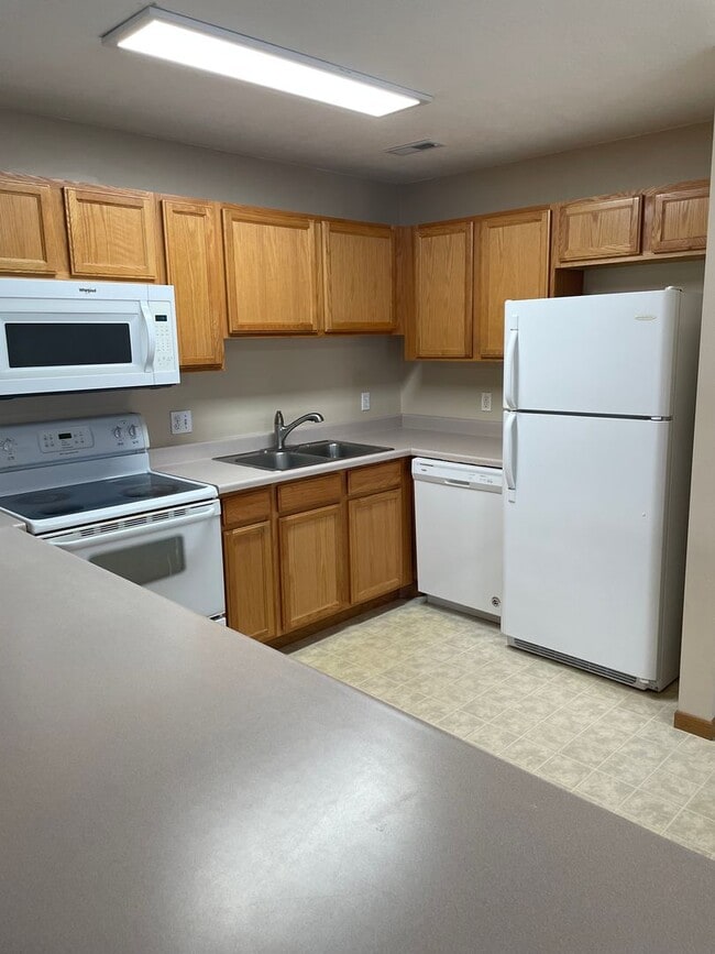 Photo - 1420 E Redwood Blvd