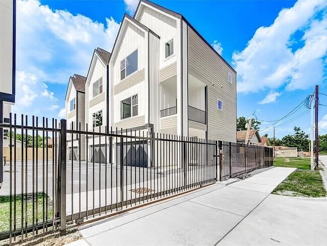 2308 Reinerman St
