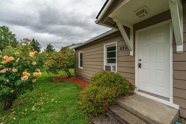 Building Photo - 2 Bedroom 1 Bath SIngle Family Home With L...