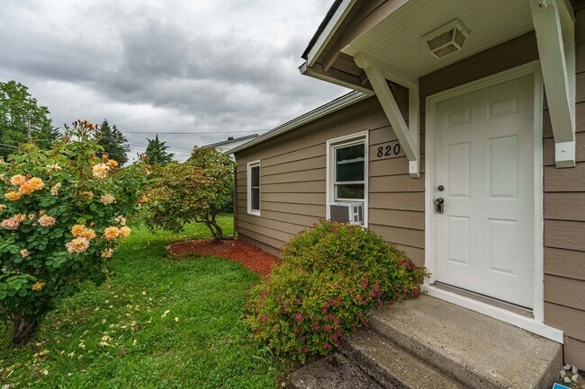 Building Photo - 2 Bedroom 1 Bath SIngle Family Home With L...