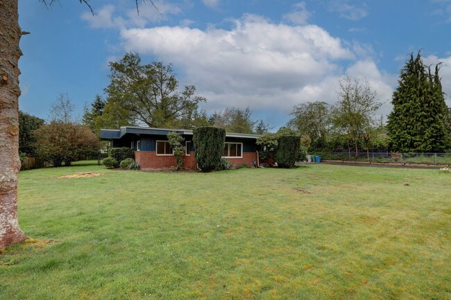 Large Renton Highlands Rambler with Grand ... - Large Renton Highlands Rambler with Grand ... House