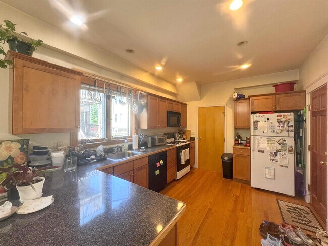 Building Photo - 54 College Ave Unit 1 Rental