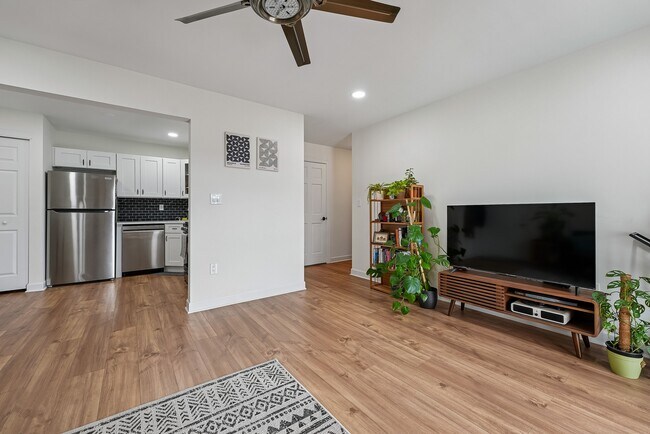 Photo - 495 Witney Ct