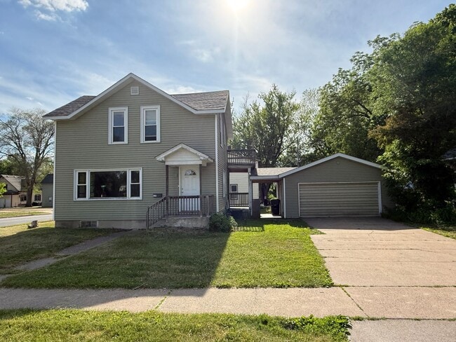 Building Photo - 3 Bedroom | 1.5 Bath Single Family Home