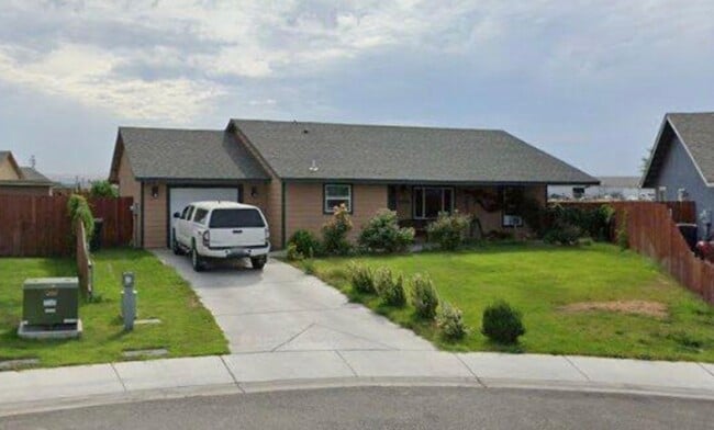 Building Photo - 4-Bedroom Home with Open Floor Plan and Fenced Yard in Pasco - Your Perfect Retreat!