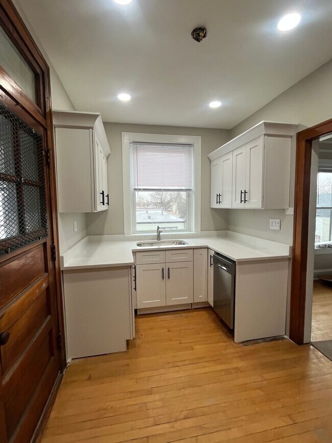 Photo - 1921 W Berteau Ave Unit 3D