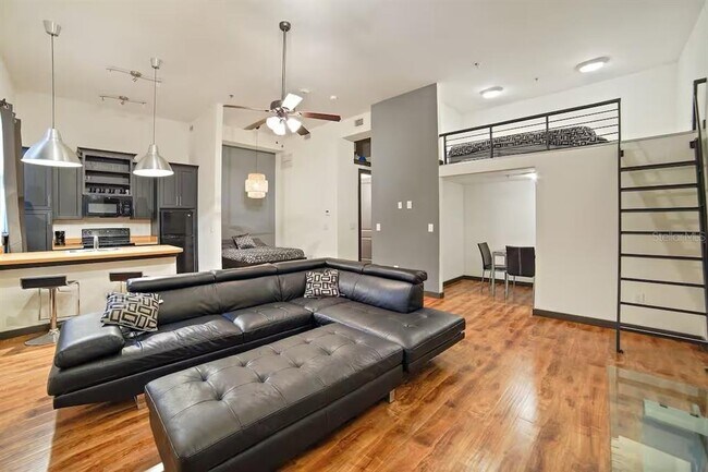 2004 N Howard Ave Unit 105