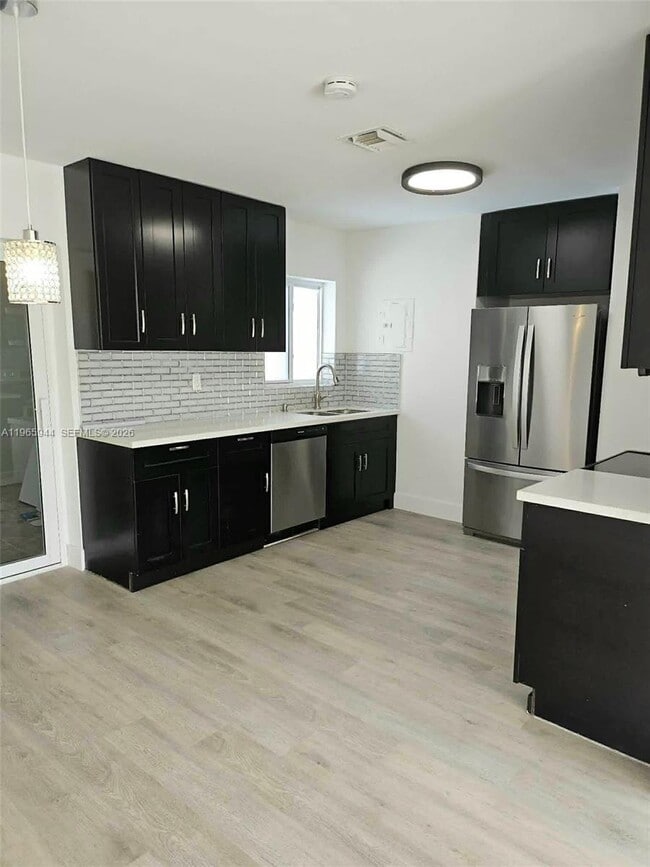 Building Photo - 919 NW 13th St Unit Room