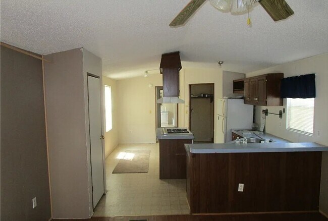 Open concept kitchen - 251 Stoney Point Rd