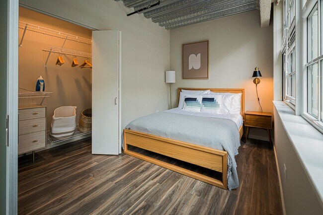 63 E Lake Apartments dormitorio