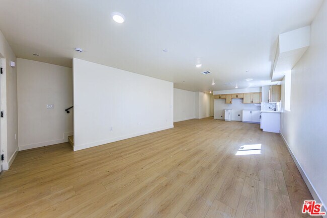 Photo - 1640 Murchison St