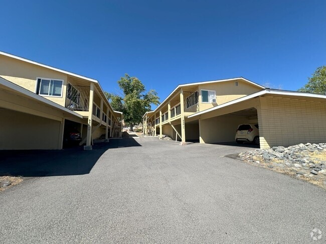 Building Photo - 2 Bedroom, 1 Bathroom Apartment Unit 16
