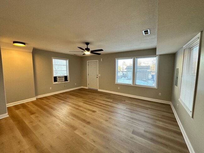 Photo - Updated 5-BR, 2-BA Apartment by the U of M Available! Unit 629 Oak St SE #2