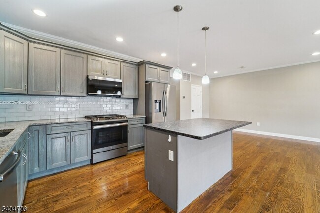 Photo - 204 Harrison St