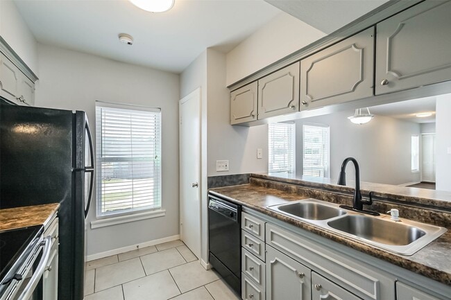 Photo - 5922 Fairdale Ln