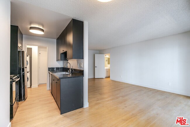 Photo - 1352 S Carmelina Ave Unit 204