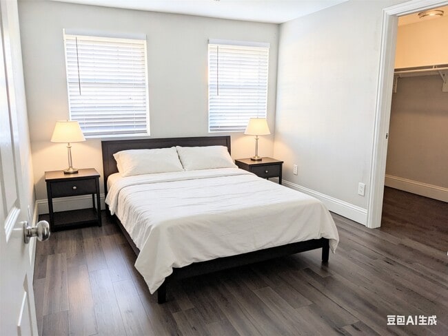 Photo - 813-812 Alexander St