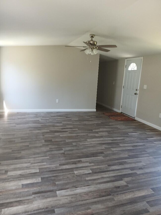 Photo - 98 Leasch Loop