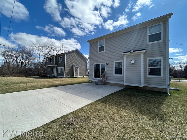 Photo - 2323 E Maple Rd
