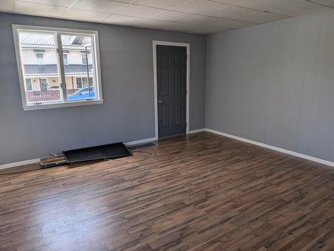 Living Room - 302 Jerome Ave Unit apt 2