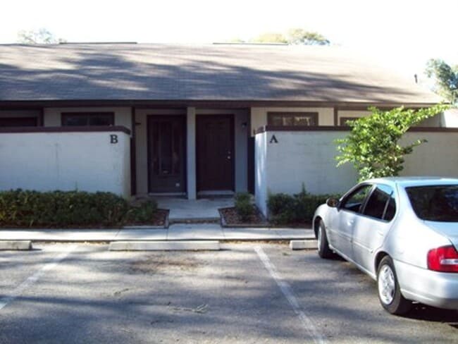 Building Photo - 670 SE 28th Pl Unit D