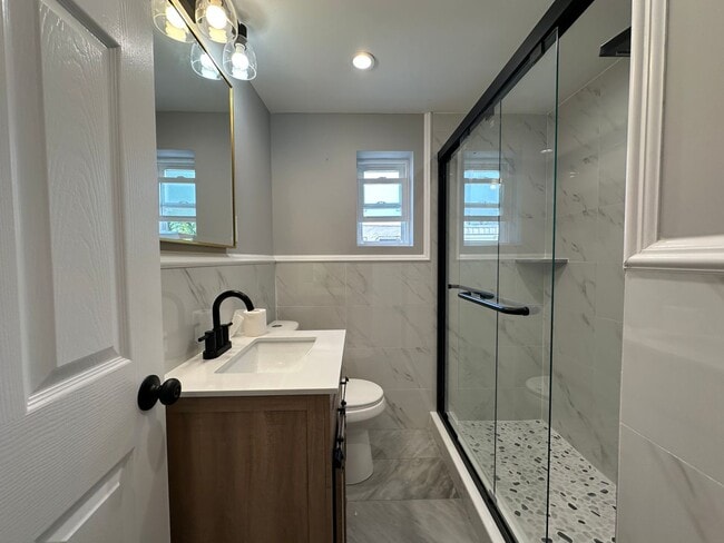 Building Photo - 2 bedrooms 1.5 bathroom House in South Phi...