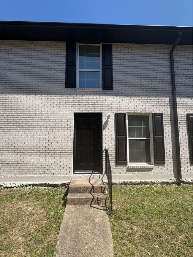 Building Photo - Newly Renovated 2 Bedroom 1.5 Bath