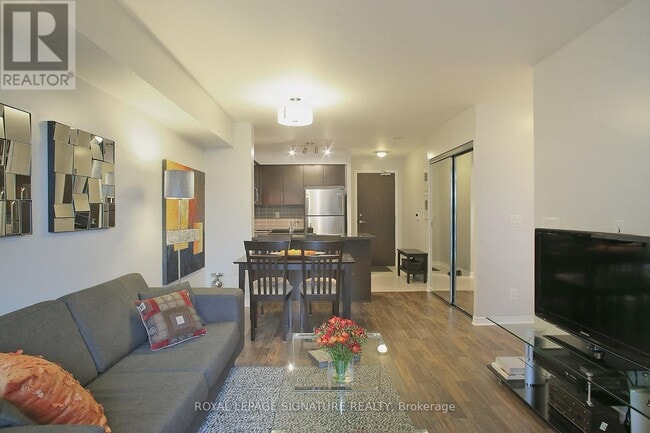 Photo - 3 Michael Power Pl Unité 1401