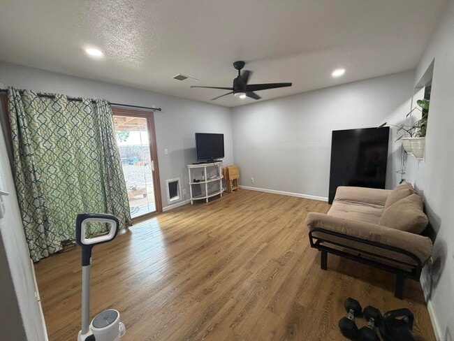 Photo - 1008 Harrison Dr NE