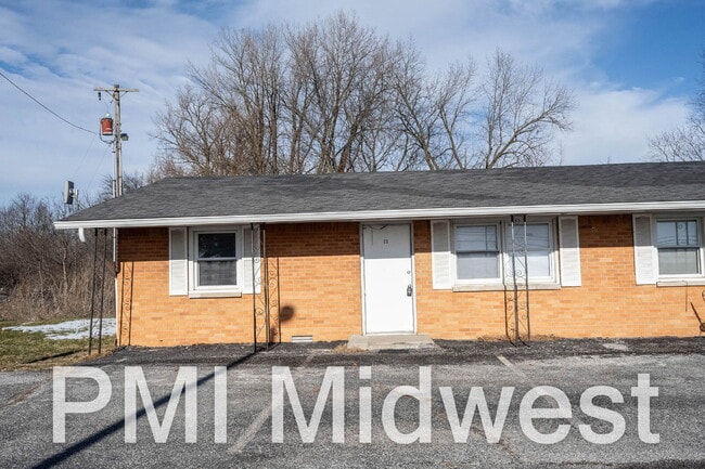 Photo - "Charming 2-Bedroom Retreat with 800 Sq. Ft. of Comfort in New Palestine!" Unidad 13