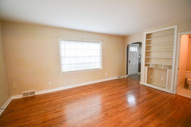 Photo - Conveniently located 3 bed 1.5 with Fenced In Yard Available NOW!