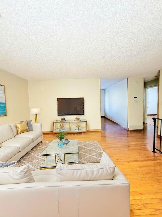 Move-In Ready! • 4 Bedrooms • Big Backyard - Move-In Ready! • 4 Bedrooms • Big Backyard House