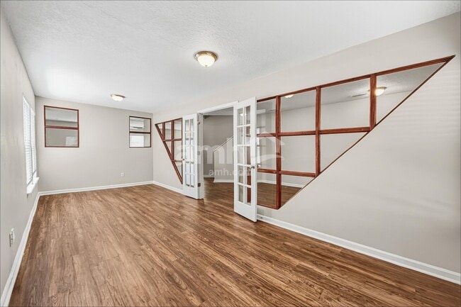 Photo - 664 Mackenzie Cir