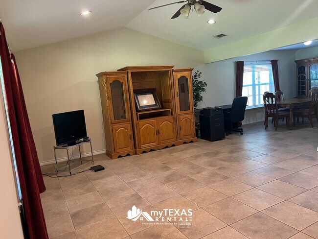 Photo - 522 County Rd 4245