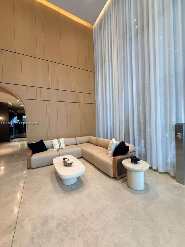 Photo - 121 NE 5th St Unidad 2811