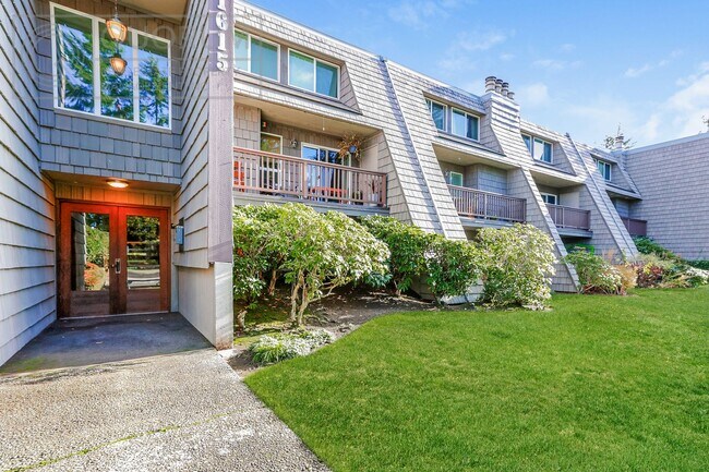 Building Photo - 3 Bed 2 Bathroom Edmonds Condo! Unit 101