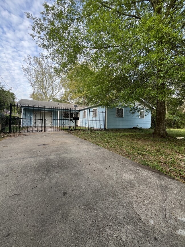 Photo - 2048 Oak Ave