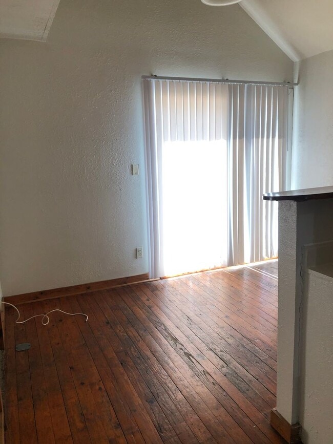 Photo - 0204-206 E 16th Street Unidad 204 E 16th Street