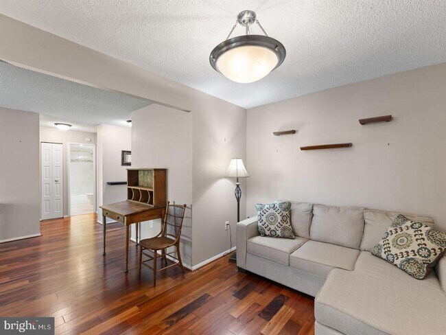 Building Photo - 4500 S Four Mile Run Dr Unit 306 Rental
