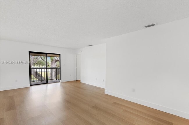 Photo - 6061 Shaker Wood Cir Unit 206