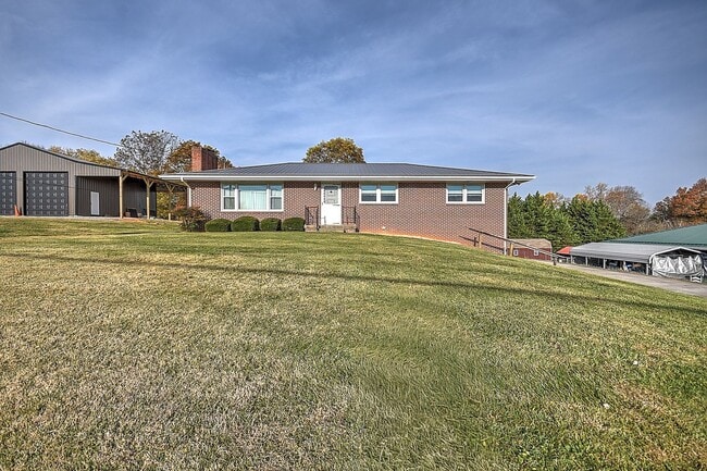 Photo - 3 Bedroom / 2 Bath Brick Home with drive under garage