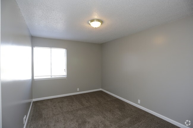 2BR, 1BA - 920 SF - Lots of Space